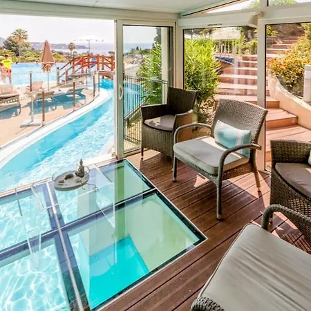 Lägenhet Bord De Et Piscine